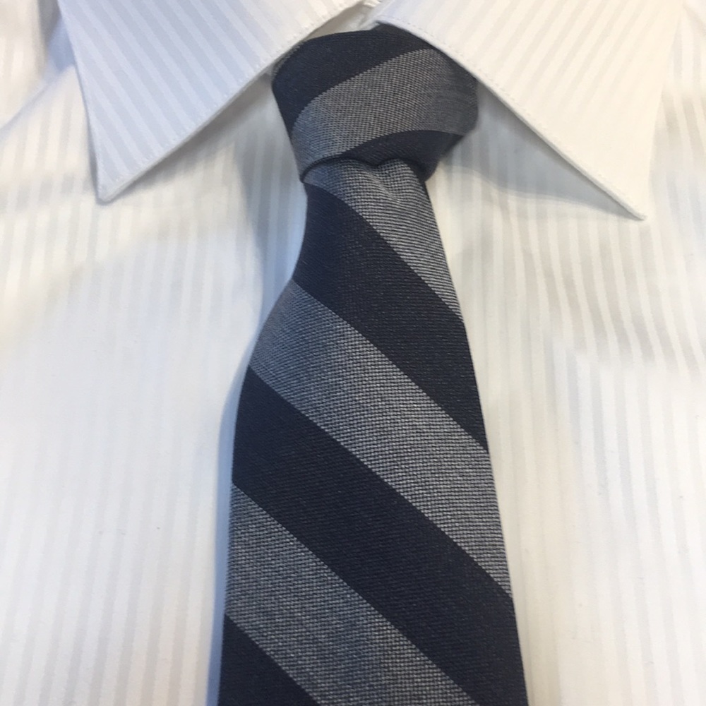 Tommy Hilfiger blue and grey diagonal 100% silk tie - Like New